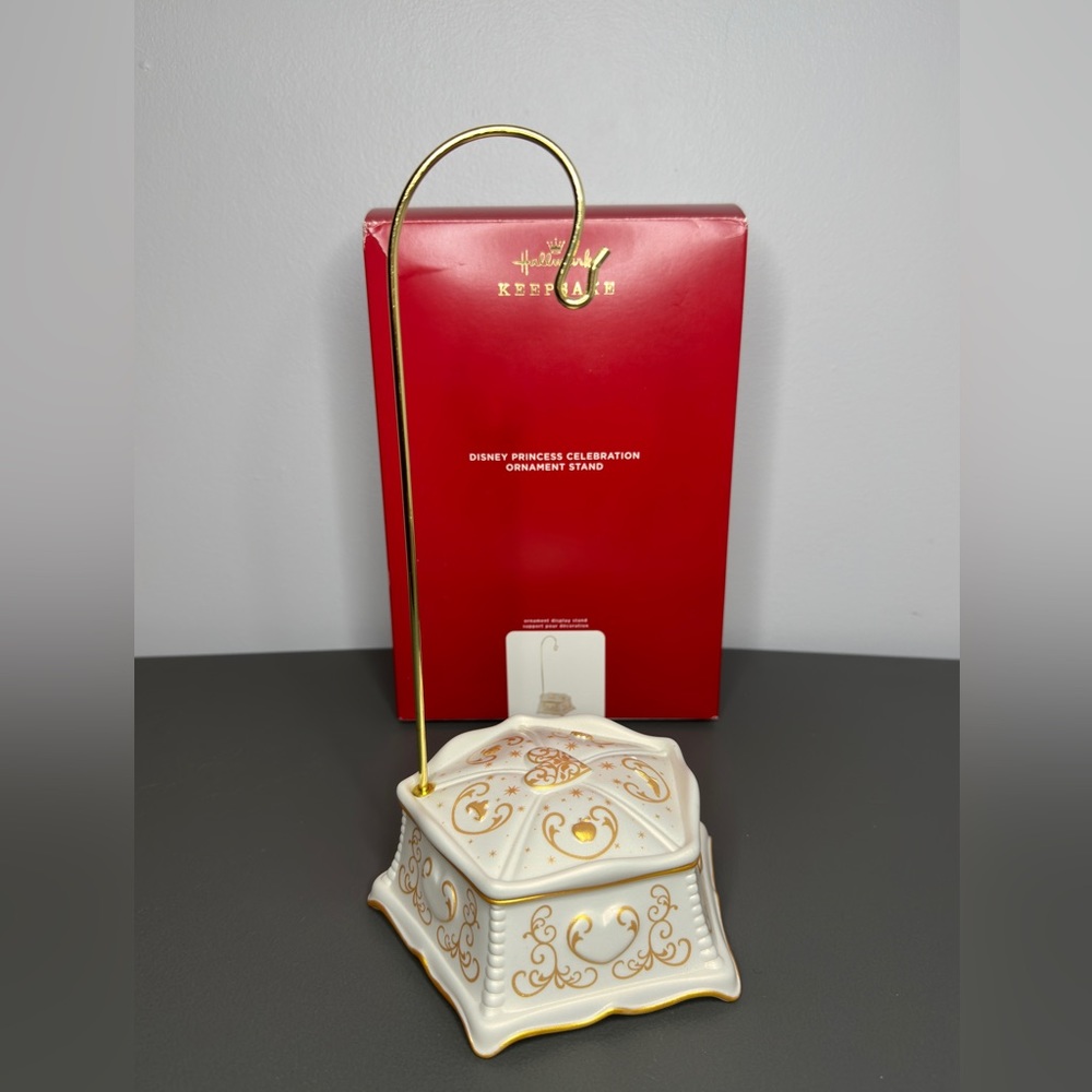 DISNEY PRINCESS CELEBRATION ORNAMENT STAND HALLMARK KEEPSAKE